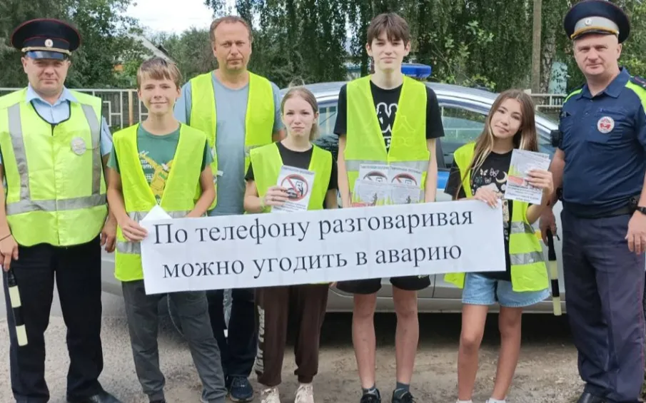 Перевозские автоинспекторы напомнили водителям об опасности использования телефонов за рулём